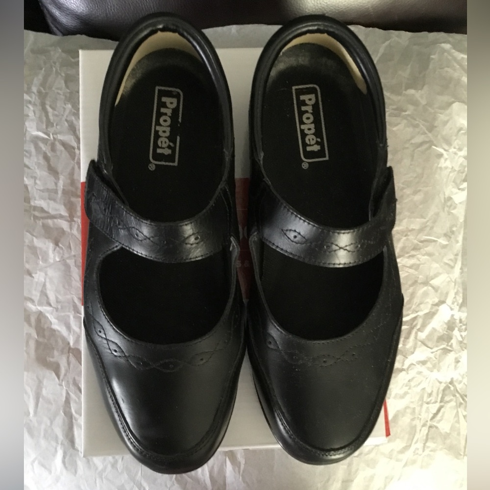 Propet Women's Classic Black Flats. X- Wide Width Shoes